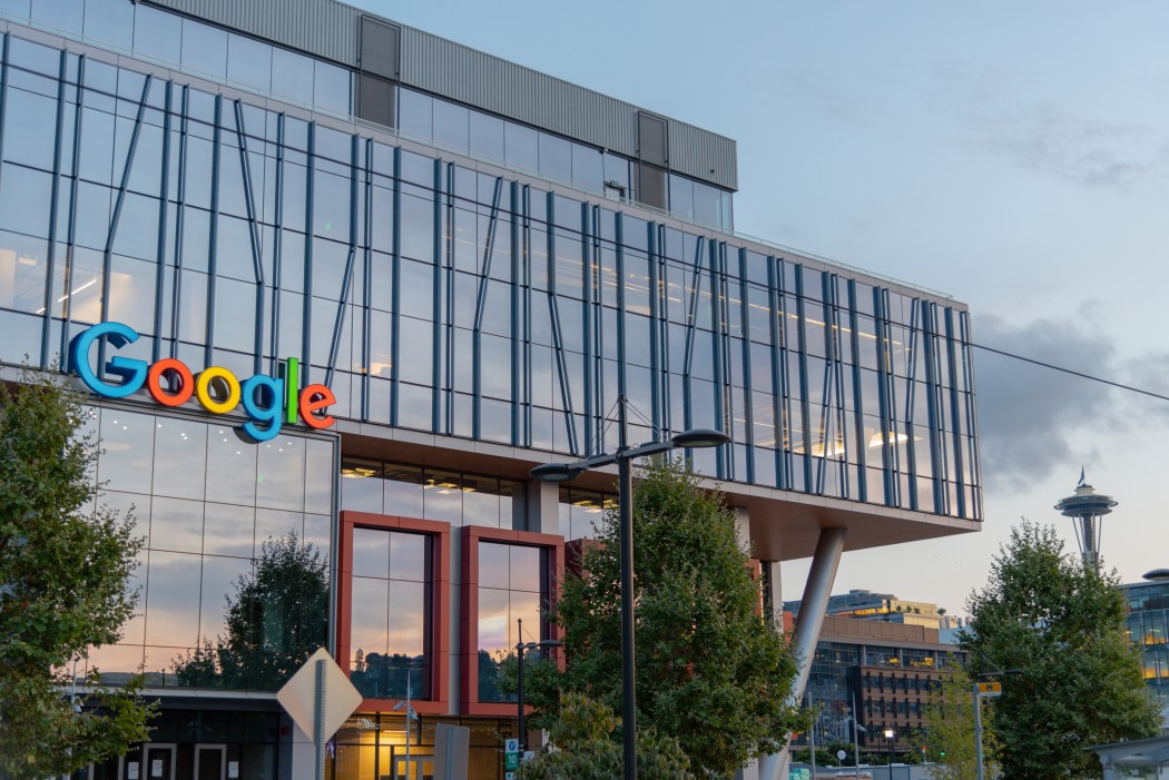 google-offices-in-south-lake-union-seattle-at-dusk-with-space-needle-in-the-distance-rltheis_t20_GJzKbw