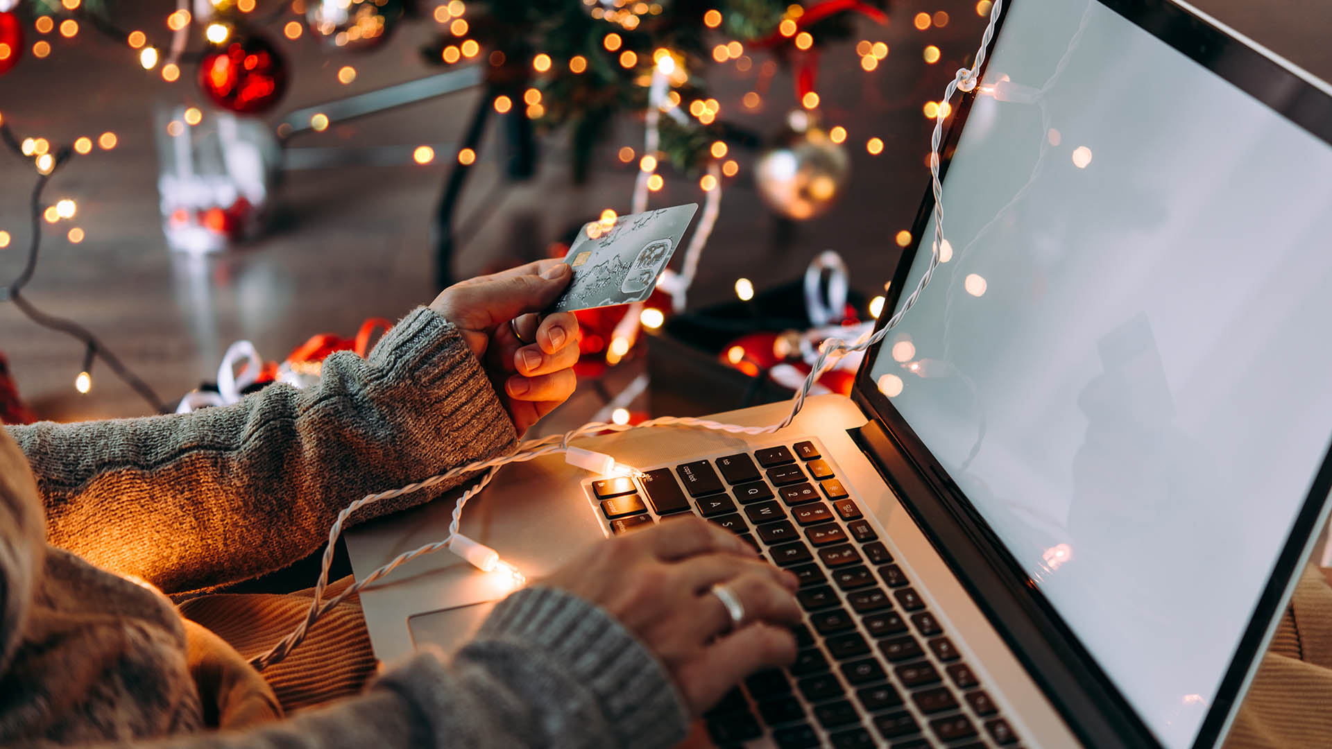 Make the Most of Christmas with Facebook’s Marketing Guide